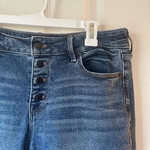 High waisted super skinny jeans, with frayed bottom.